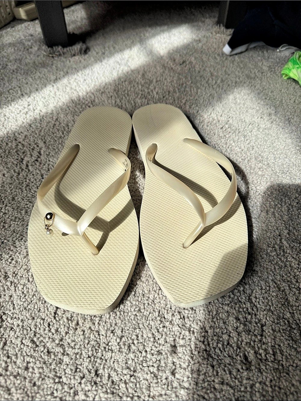 Shade & Shore Cream Flip-Flop Sandals US 8